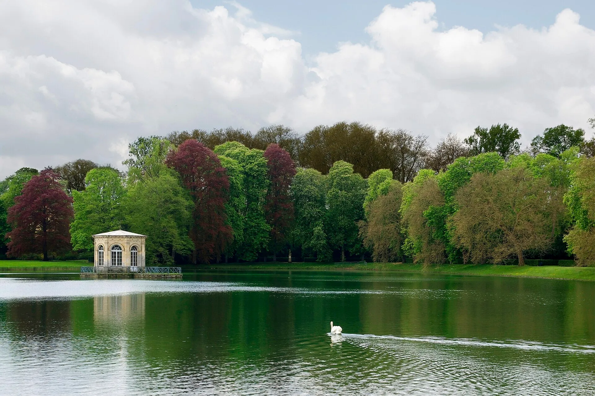 Château de Fontainebleau et l'étang des Carpes, à 25 minutes du Domaine de Like a Dream