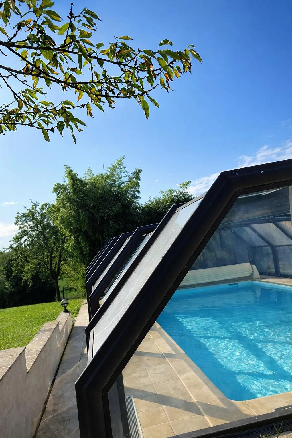 Piscine chauffée privée sous abri modulable, ouverte sur le jardin, Domaine de Like a Dream à Blennes